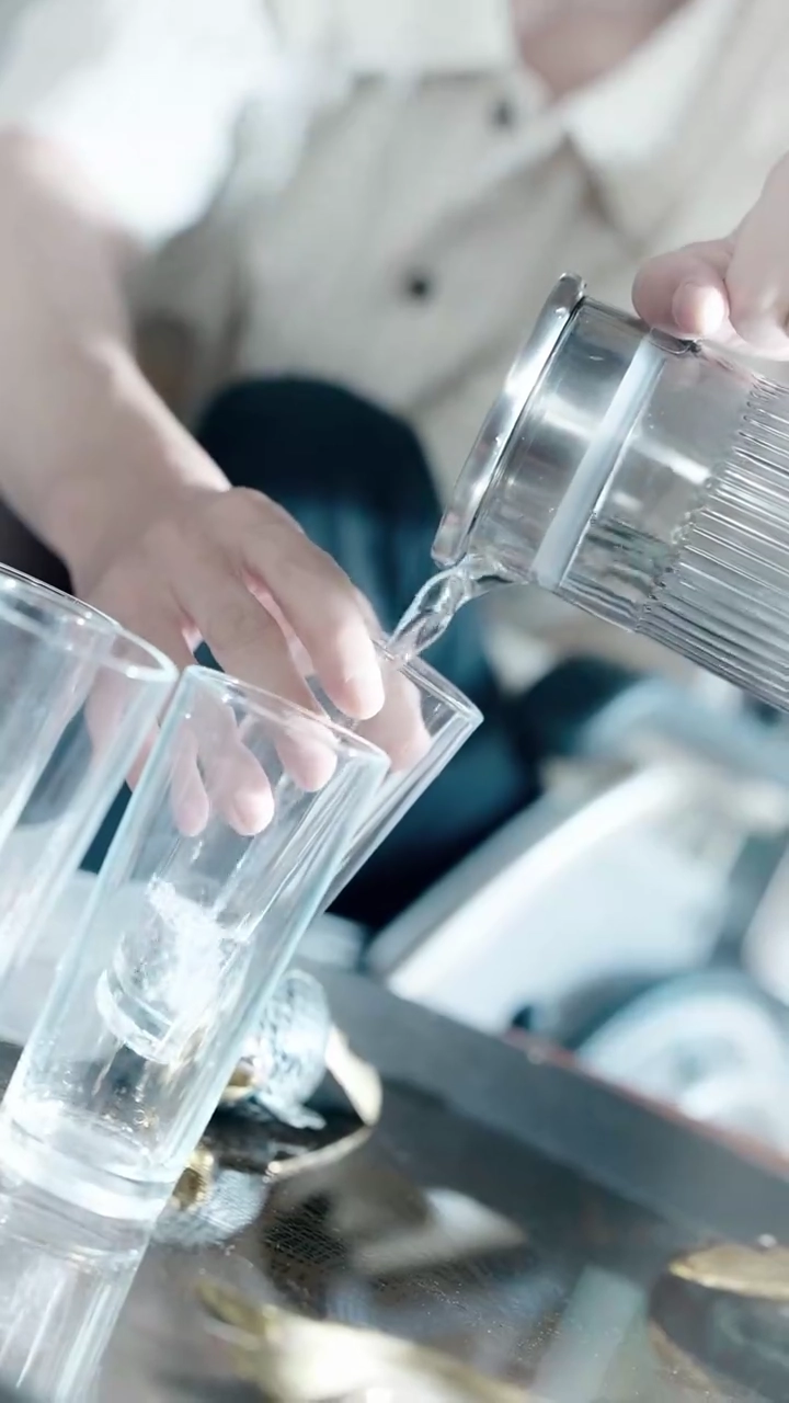 目を捨てても守るは、裏切られた愛写真