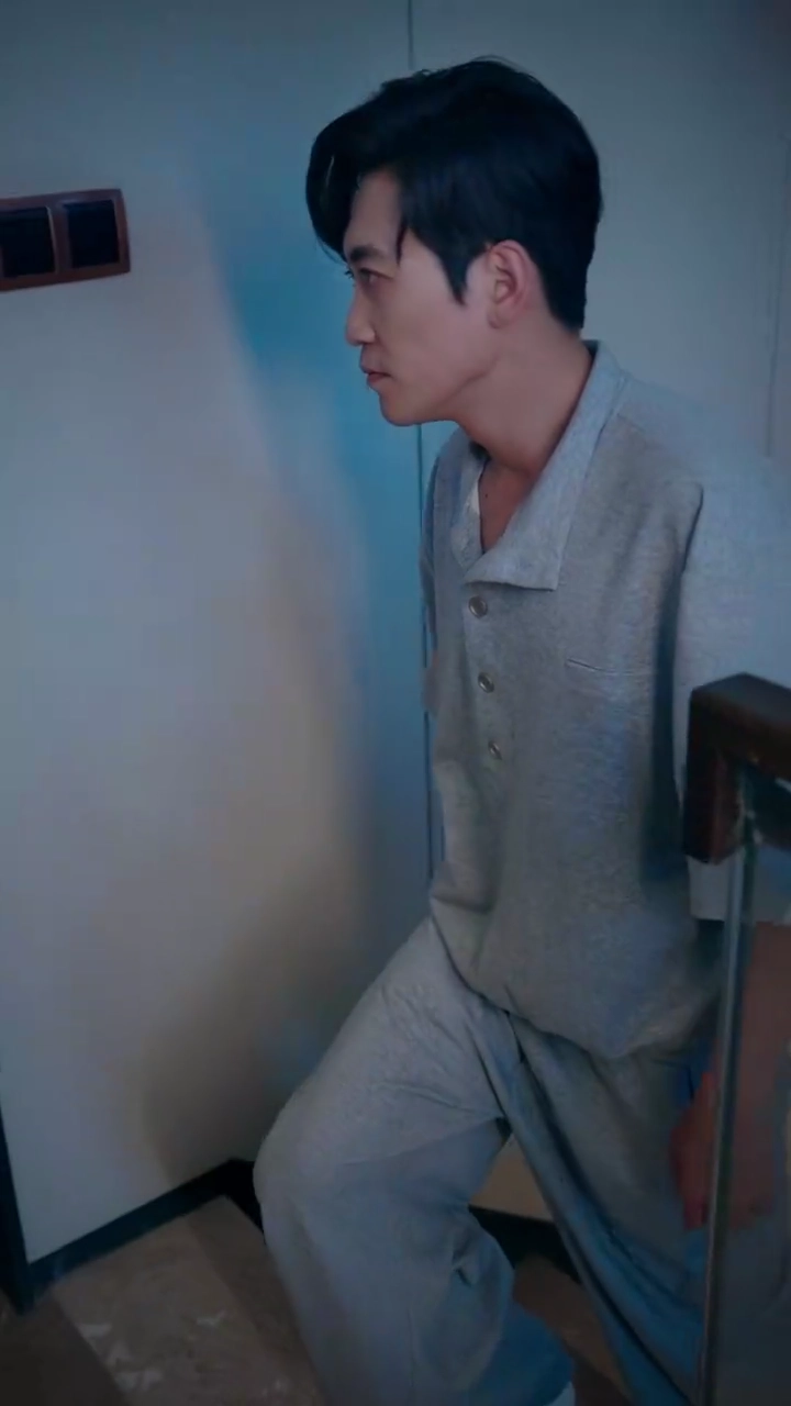 目を捨てても守るは、裏切られた愛写真