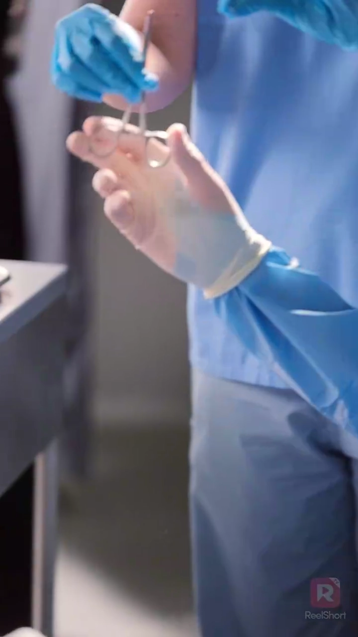 お前は天才外科医を解雇した写真