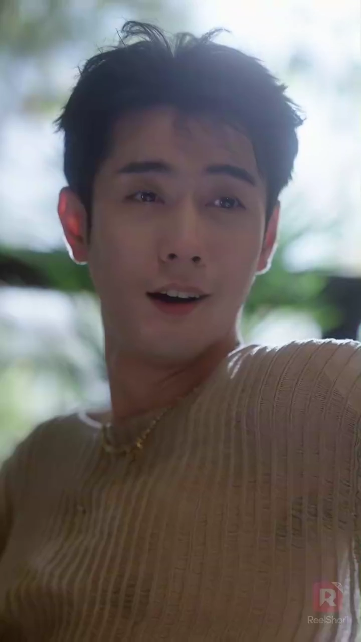 Her Whisper in the DarkFoto