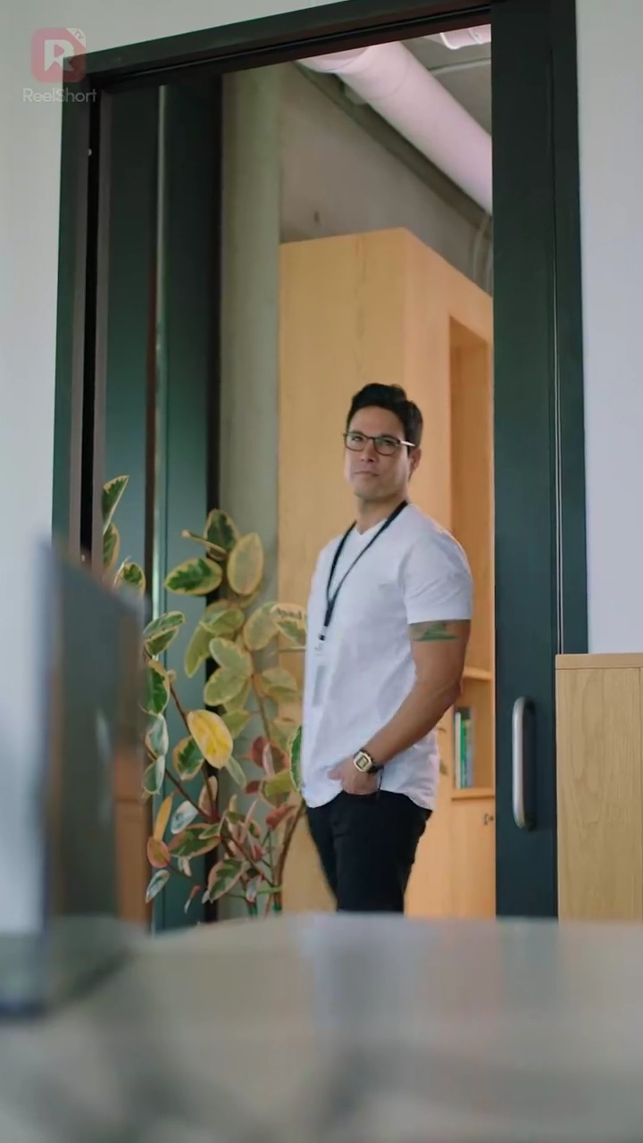 [吹き替え] クビになった後、 敵社で逆襲を誓う写真