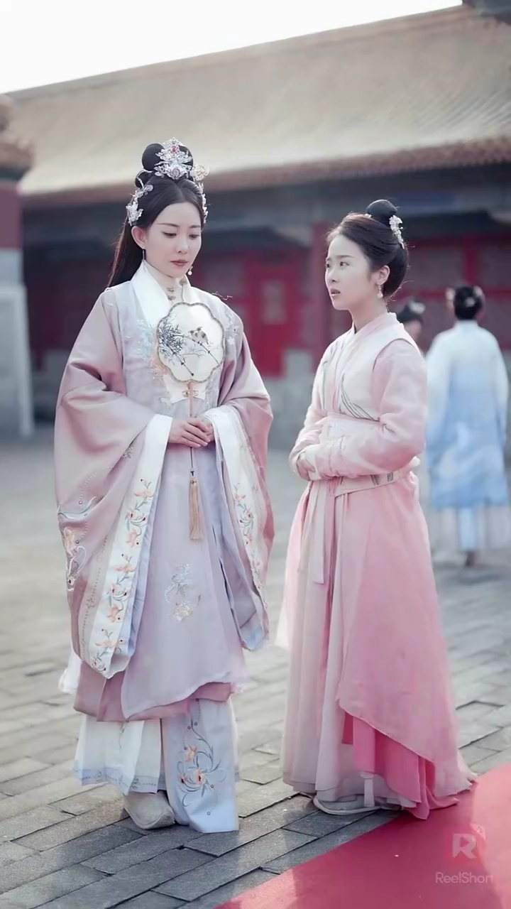 กริชสตรีในวังหลวงรูปภาพ