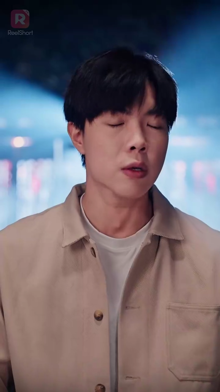 เด็กหนุ่มเนตรทองคำรูปภาพ