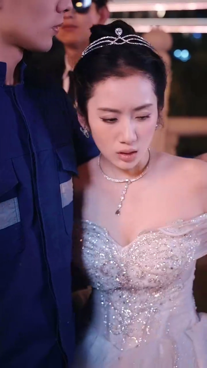 美女宿泊人に 囲まれた？！写真