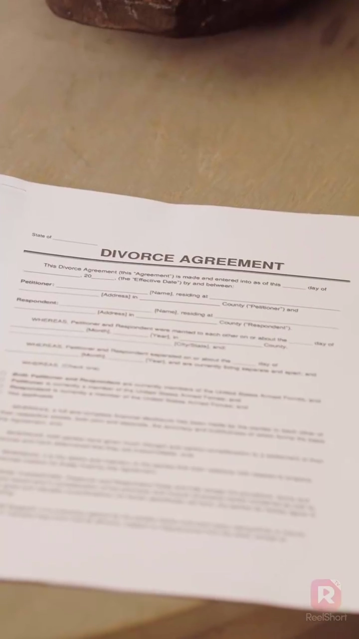 Parrain suprême : mon ex me supplie à genouxPhoto