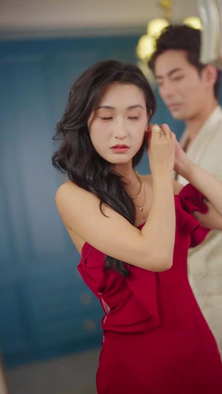 女神から泥へ、そして運命の逆転写真