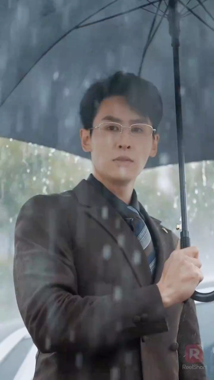 ［吹き替え版］追放令嬢は微笑まない写真