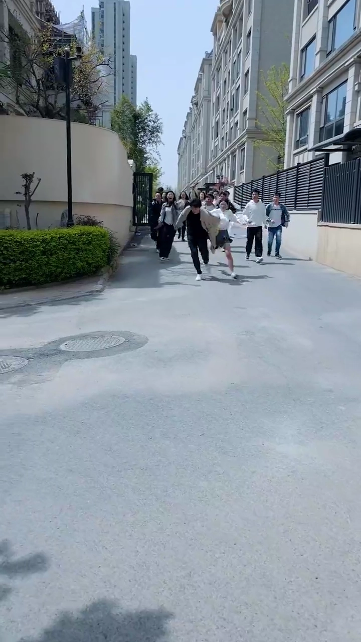  沈黙の隠れ家：養子の犯罪写真