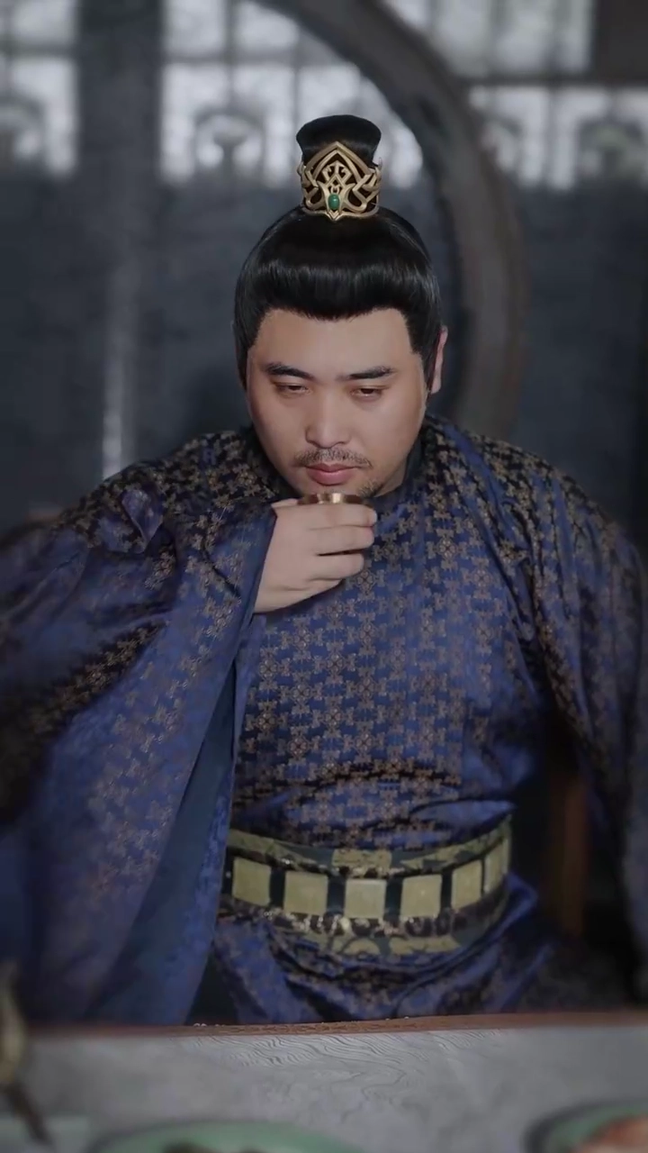 侍女の正体は復讐に燃える令嬢写真