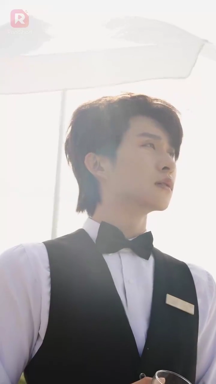 私の電撃婚相手のウェーターは大物？写真