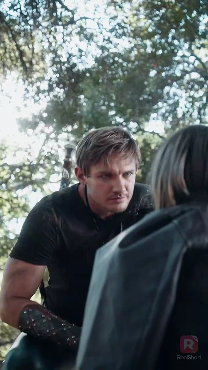 Liée au Loup RebellePhoto