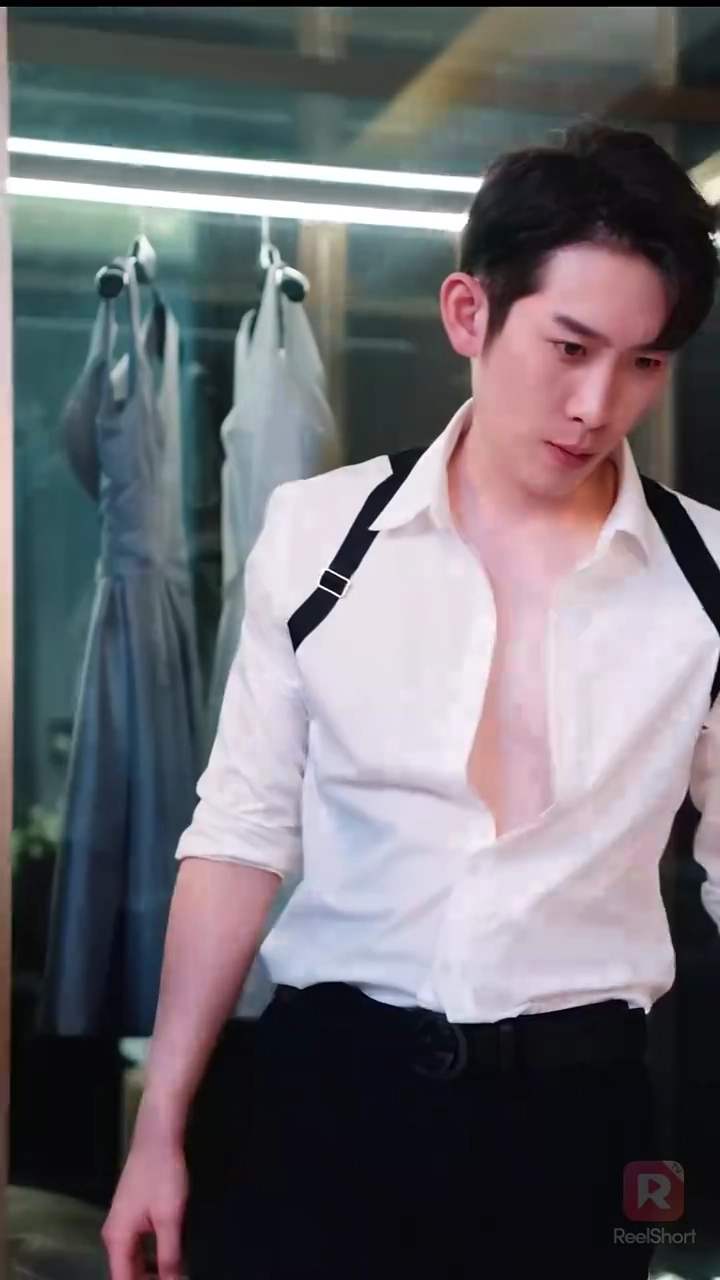 Istri Bertopengkufoto