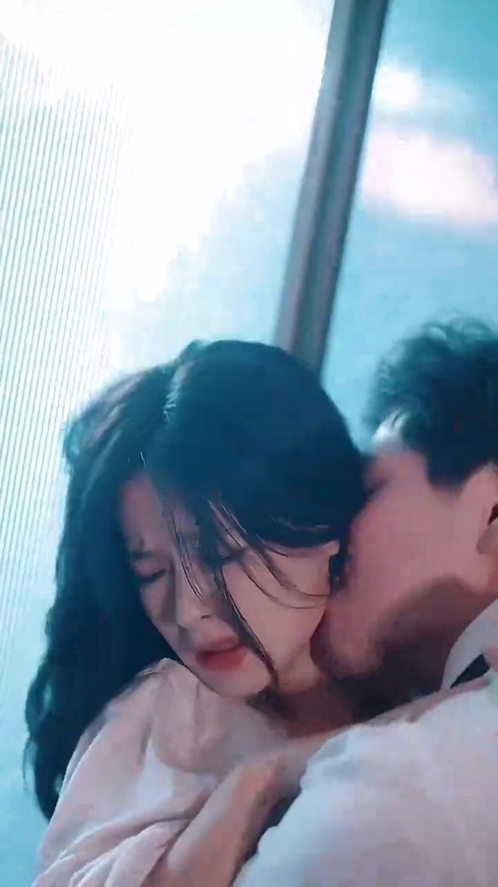 Cinta dalam Bayang-Bayang Bencifoto