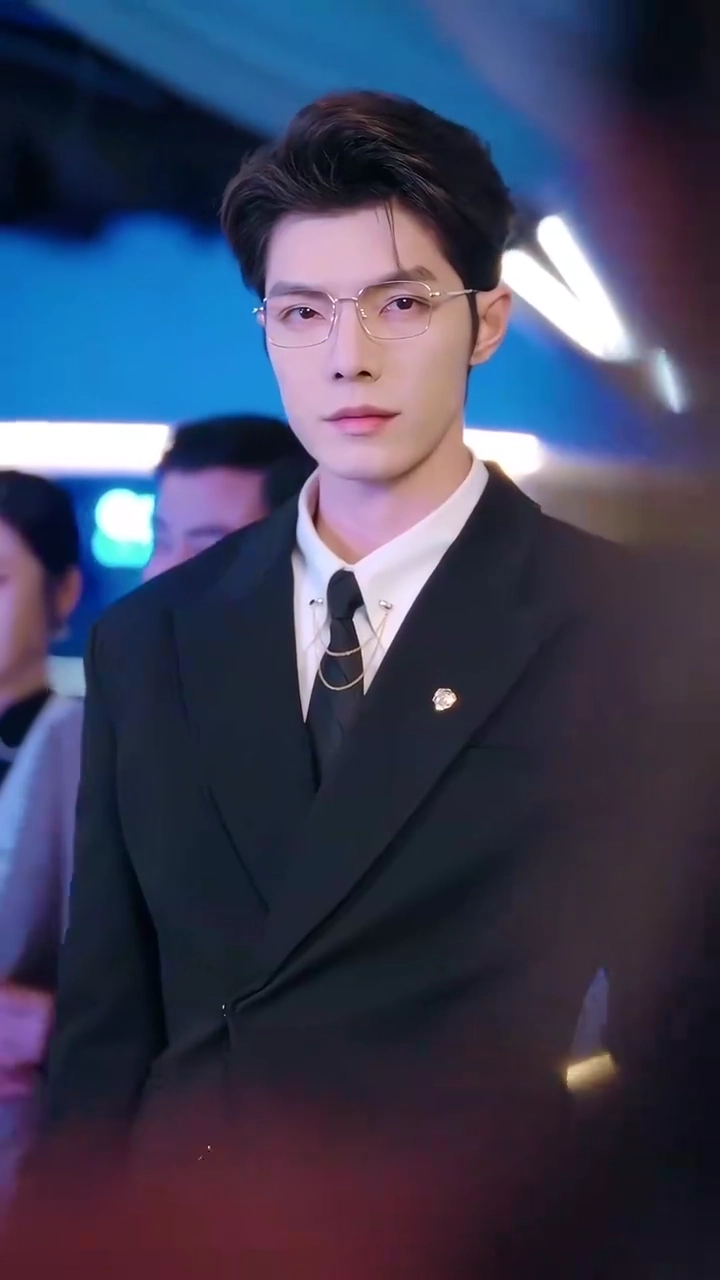 Quand PDG Fantôme Devient mon Amoureux InvisiblePhoto