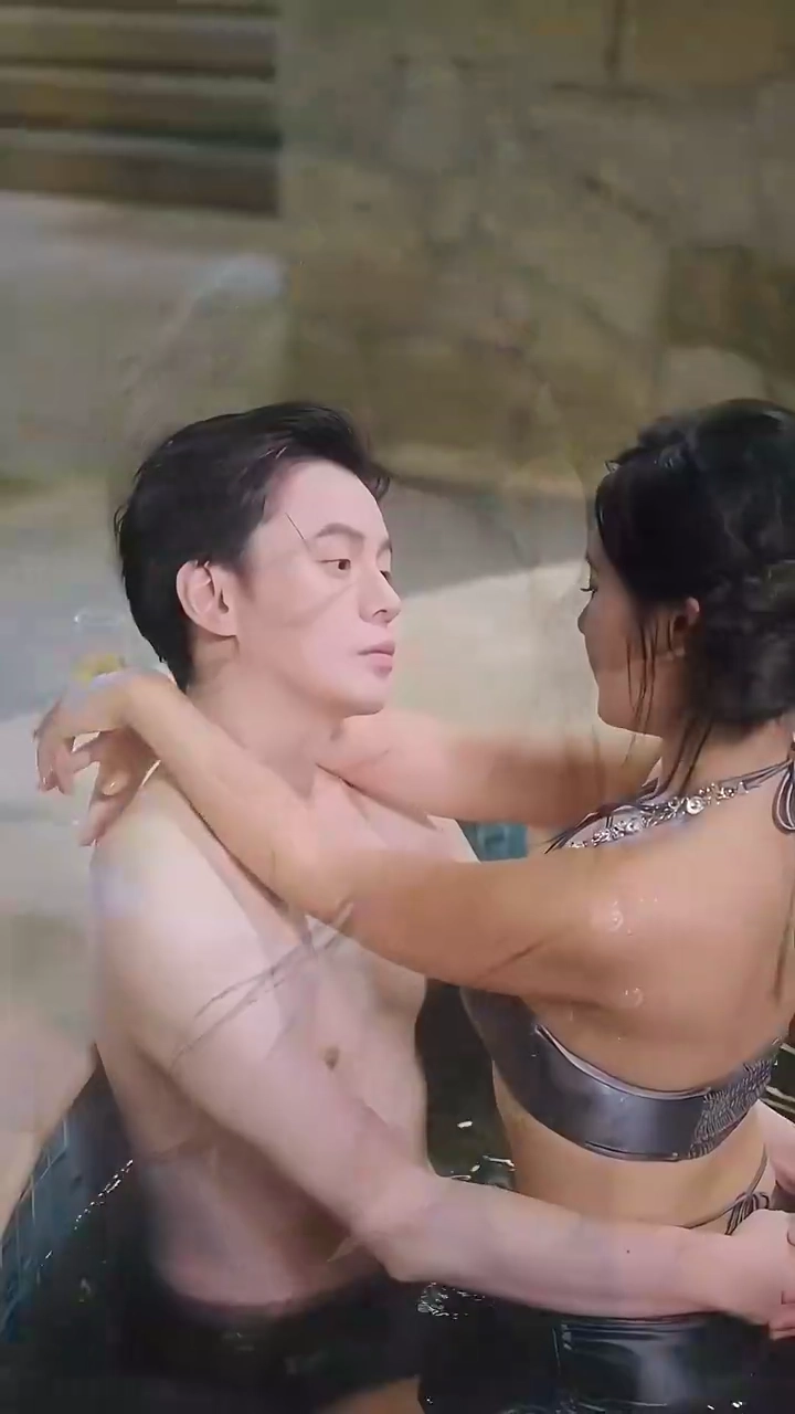 葬儀で微笑む女写真