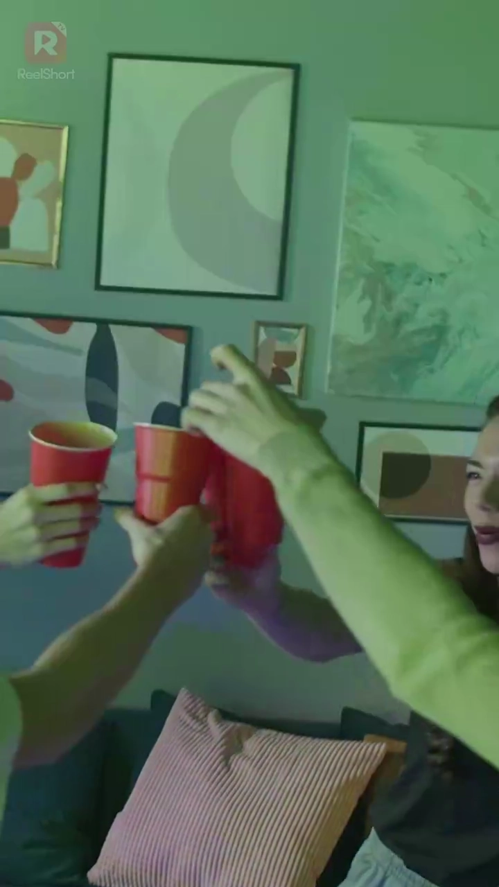 親友の兄には絶対恋しちゃダメなのに写真