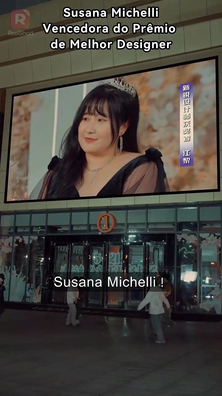 Renascida nos Anos 80: O Sucesso da Esposa de Tamanho GrandeFoto