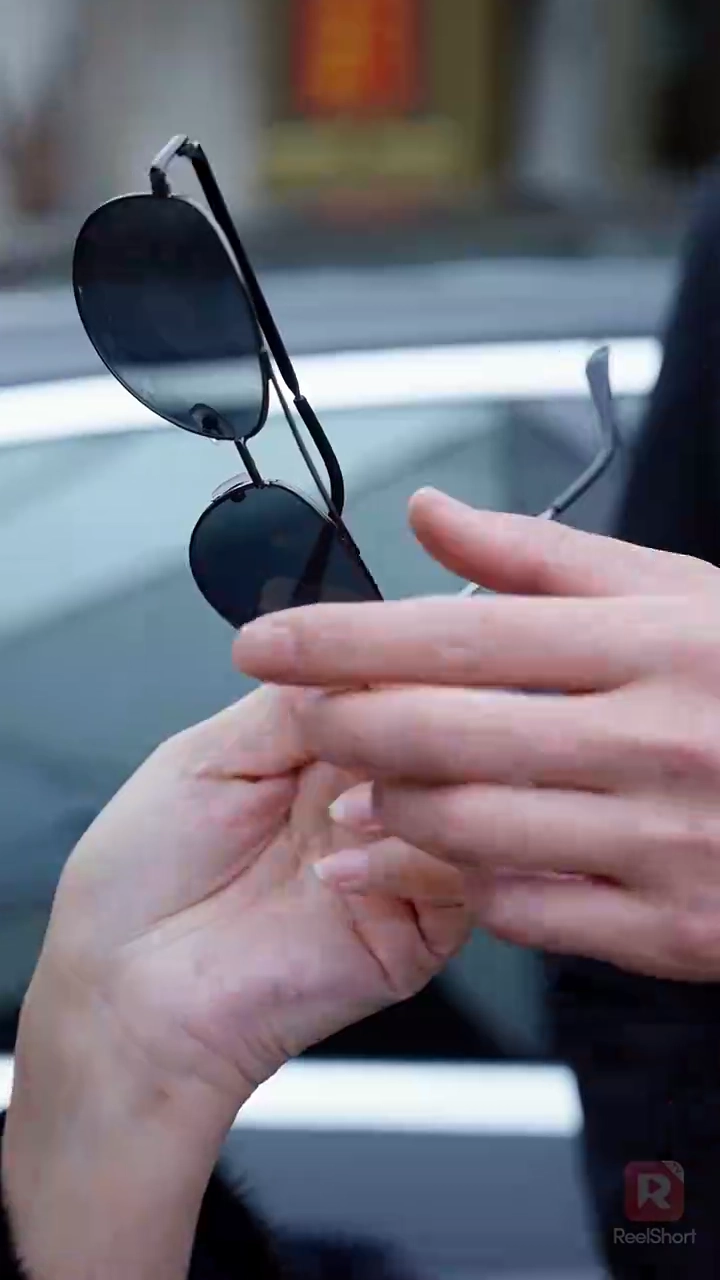 Falling for My Gold-Digger Wife (English-dubbed)Foto