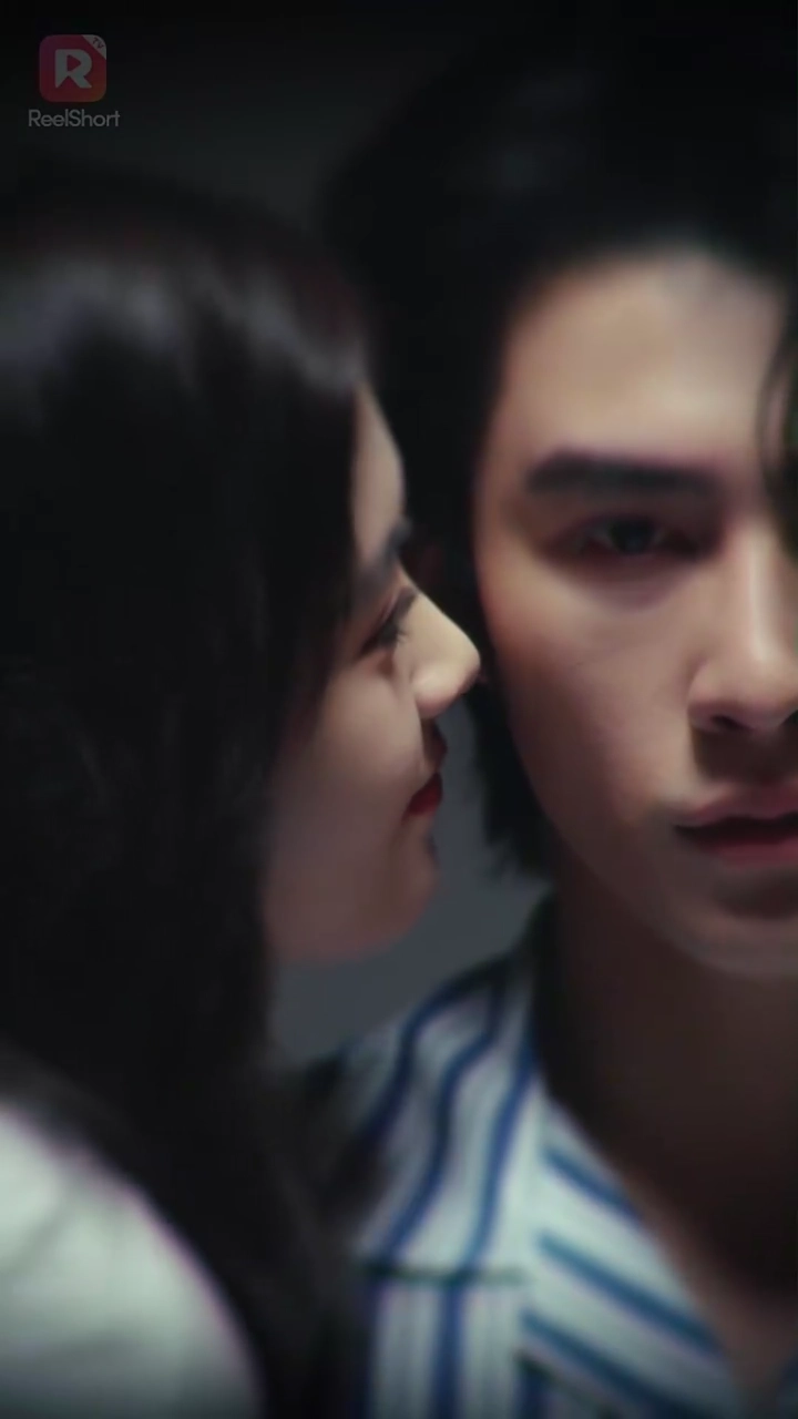 Her Whisper in the DarkFoto