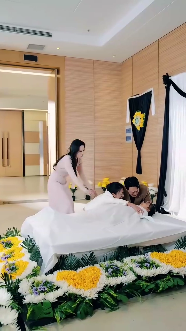 嘘じゃない！娘が棺桶にいるんだ！写真