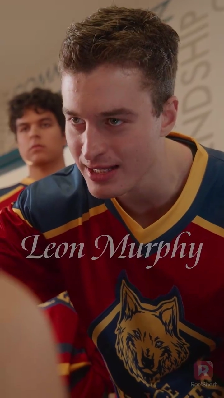 La Vierge Strip-teaseuse et la Star du HockeyPhoto