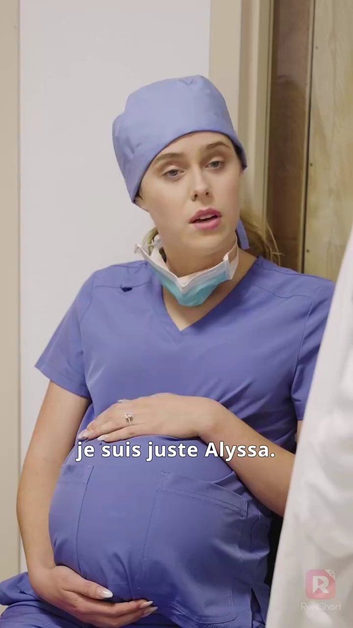 La Femme Répudiée aux Mains d'OrPhoto