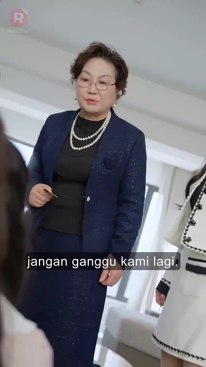 Istri CEO Dimanjakan Tiga Kakak Hebatfoto