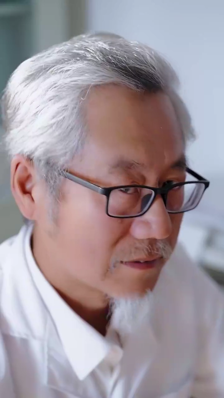 [Versi suara dubbing] Magang yang Tak Terdugafoto