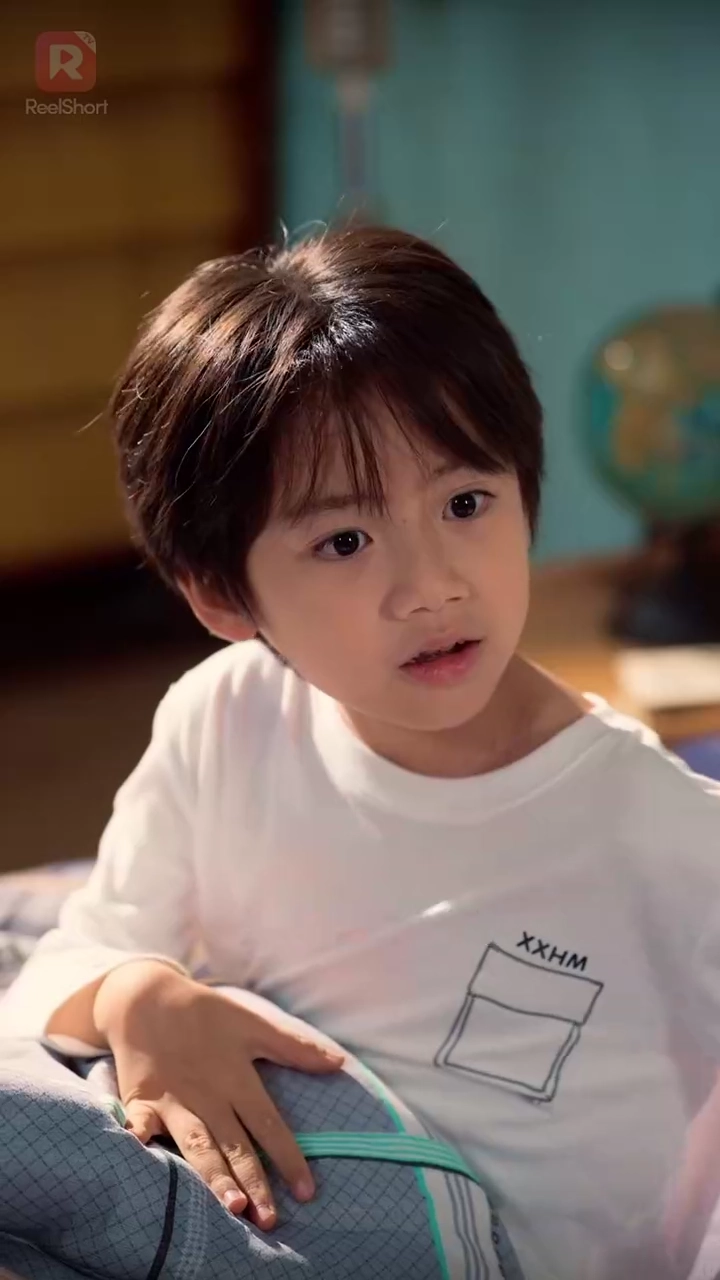 เด็กหนุ่มเนตรทองคำรูปภาพ