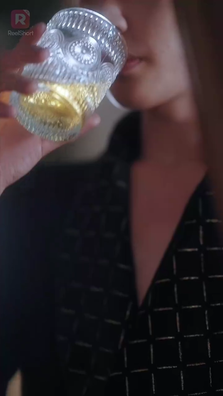 (พากย์) ด้านมืดของสาวดีรูปภาพ