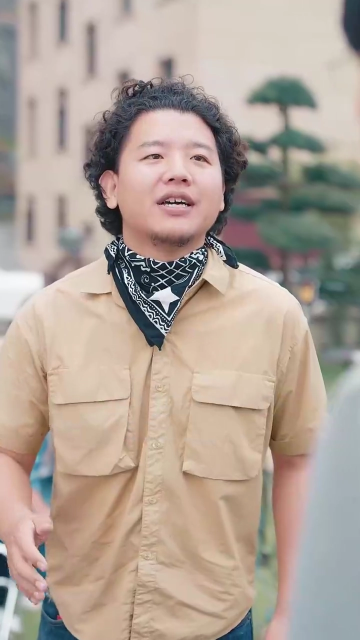 Hati-Hati, Wanitanya yang Cantik Datangfoto