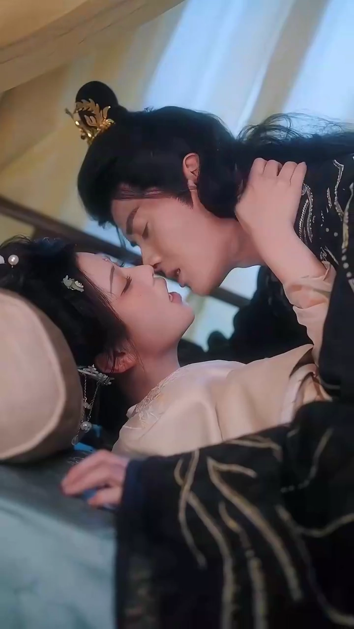 ただの王族の夫が、実は皇帝陛下!?写真