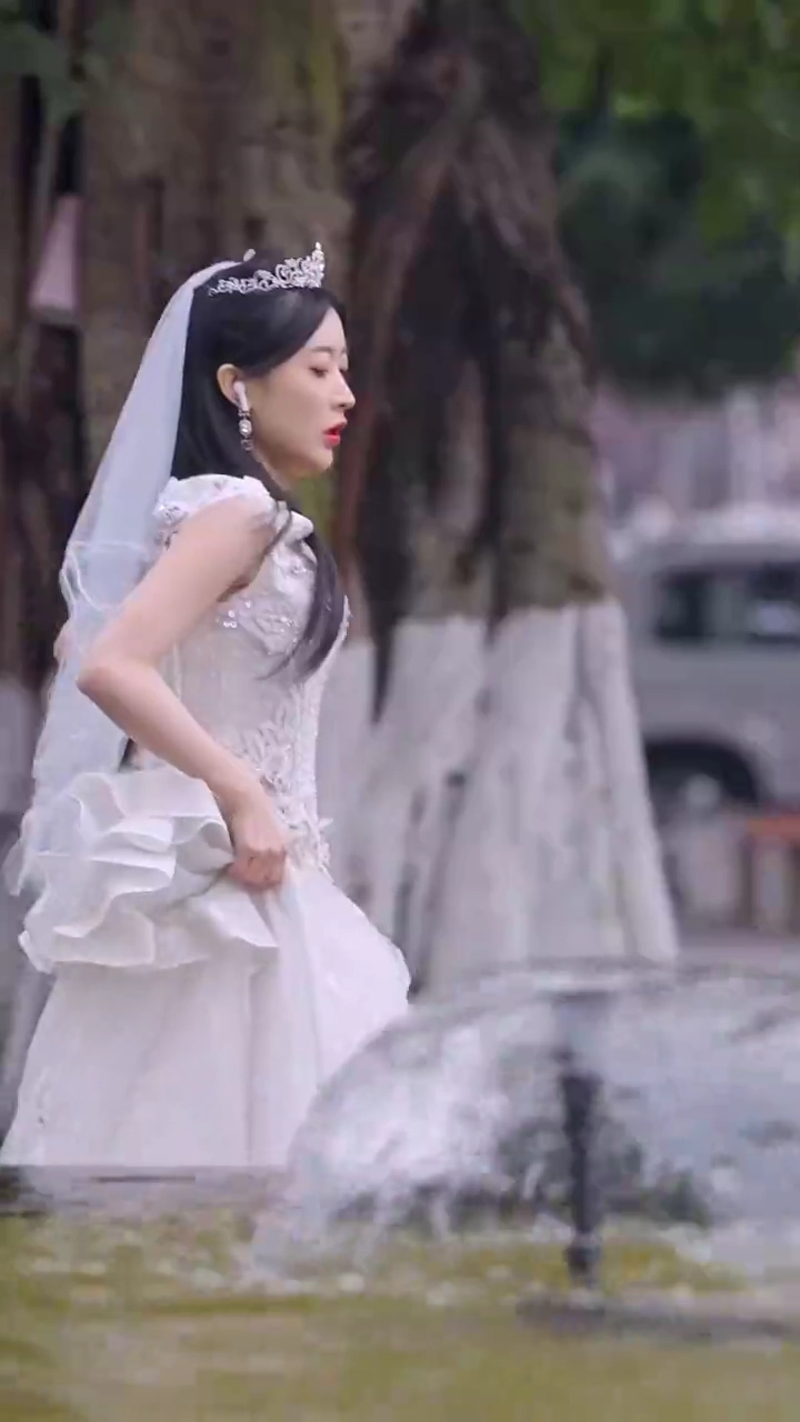 結婚式の逃亡日に一緒に暮らすCEOを捕まえた写真