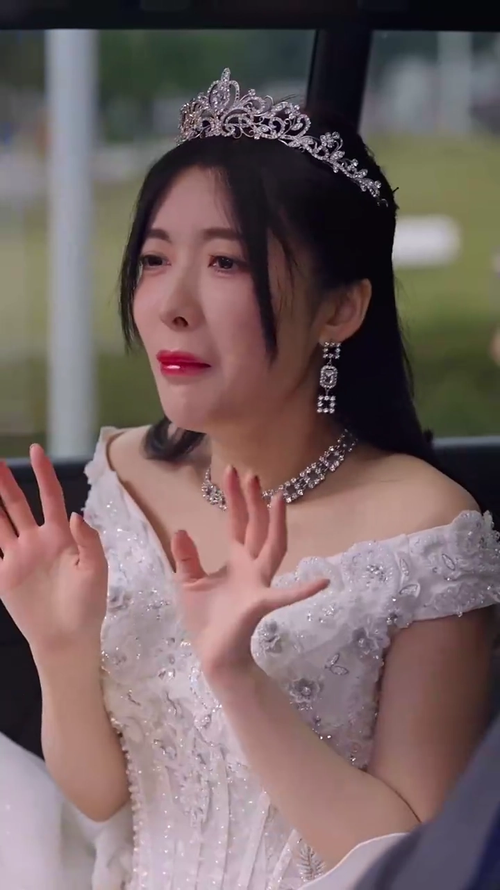 結婚式の逃亡日に一緒に暮らすCEOを捕まえた写真