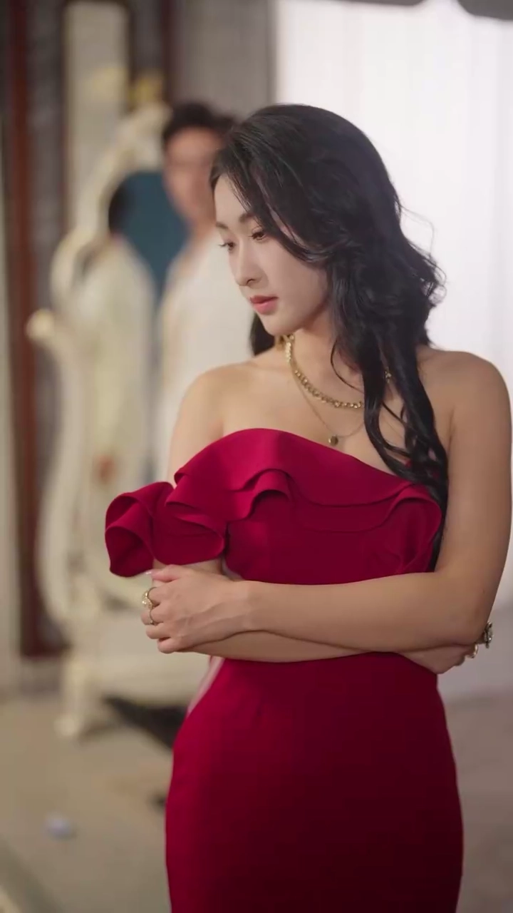 女神から泥へ、そして運命の逆転写真