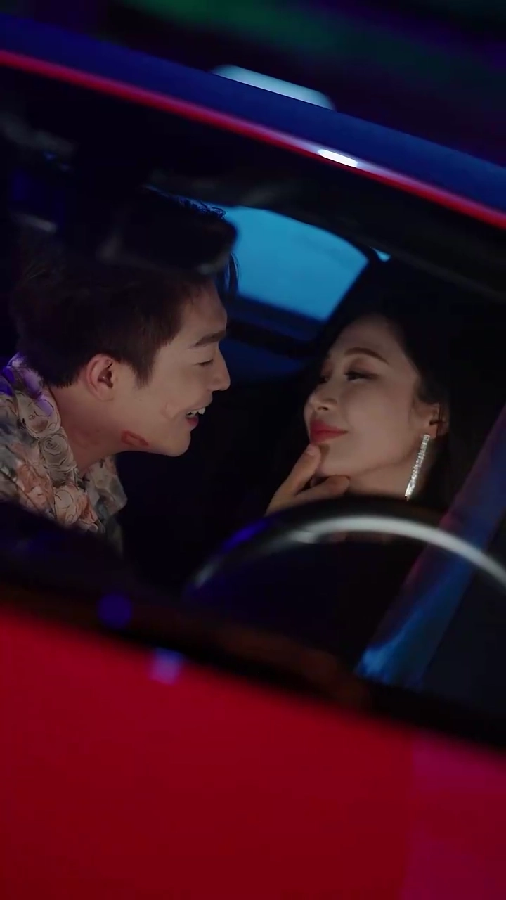 間違った恩人、傾いた権力写真