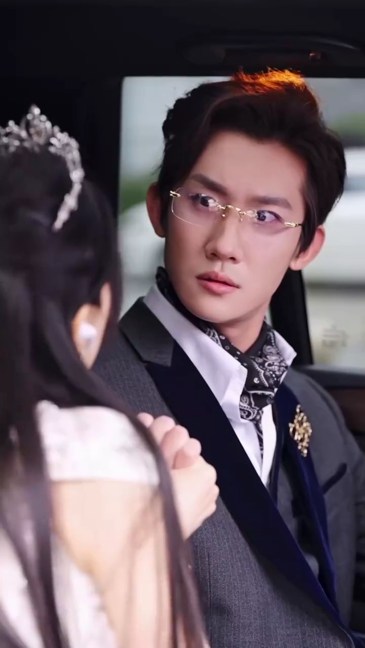 結婚式の逃亡日に一緒に暮らすCEOを捕まえた写真