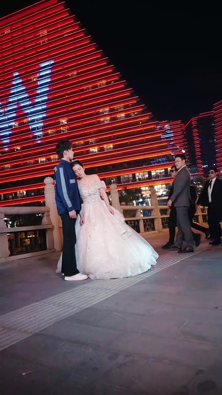 美女宿泊人に 囲まれた？！写真