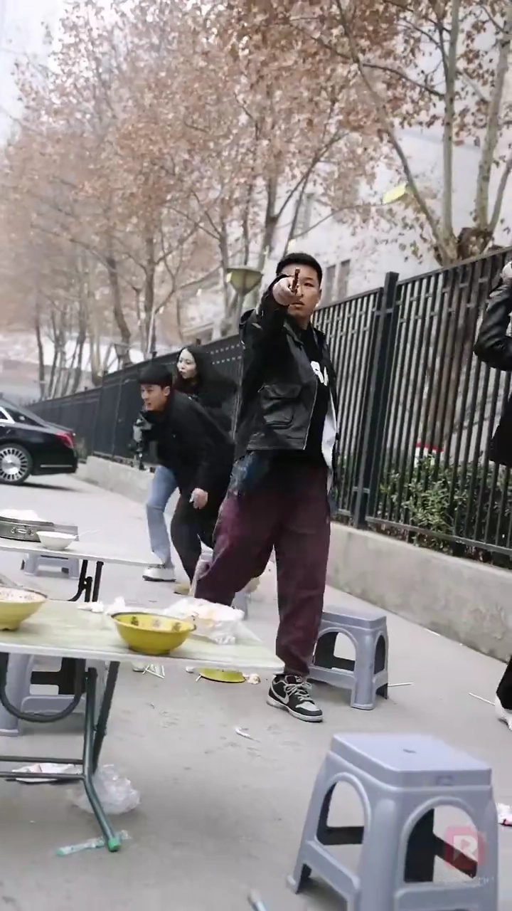 มังกรที่ถูกขังบินขึ้นไปบนท้องฟ้ารูปภาพ