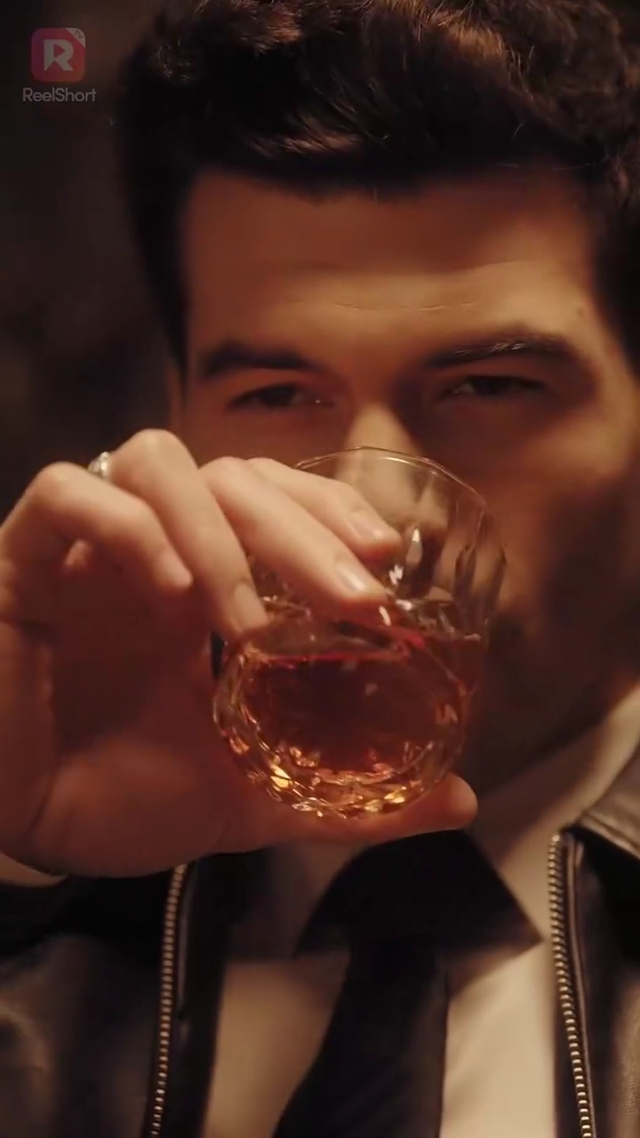 Sucumbindo ao Meu Chefe PerigosoFoto