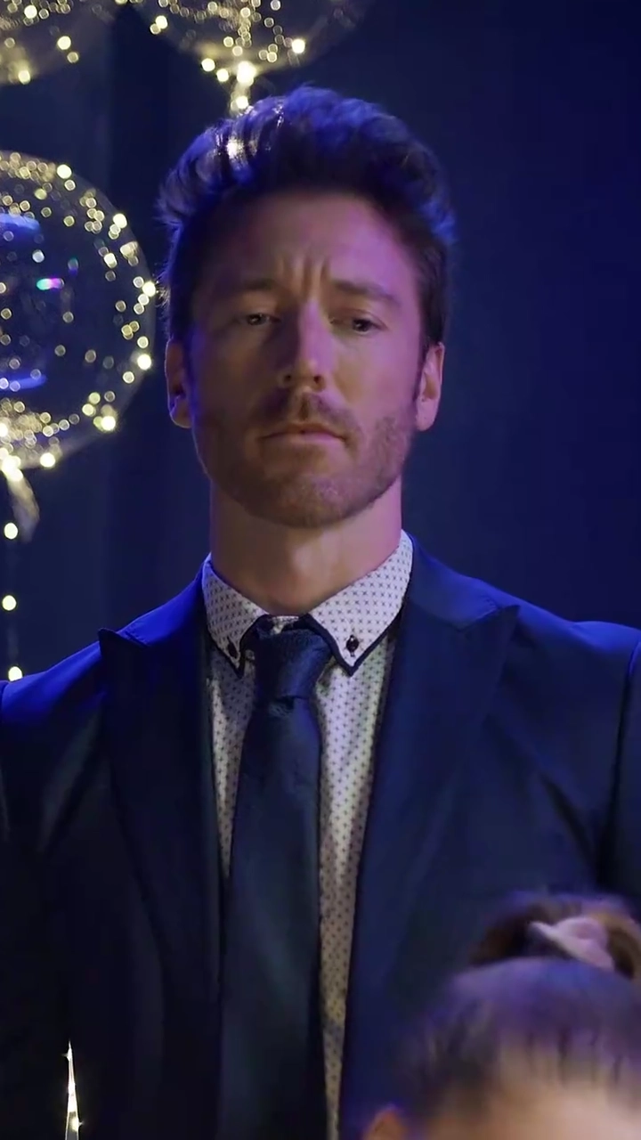 O melhor amigo do papai me tornou sua esposa bilionáriaFoto