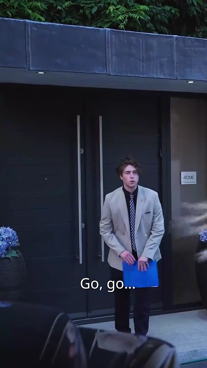 The CEO's Wife Is A Secret Boss?!Photo