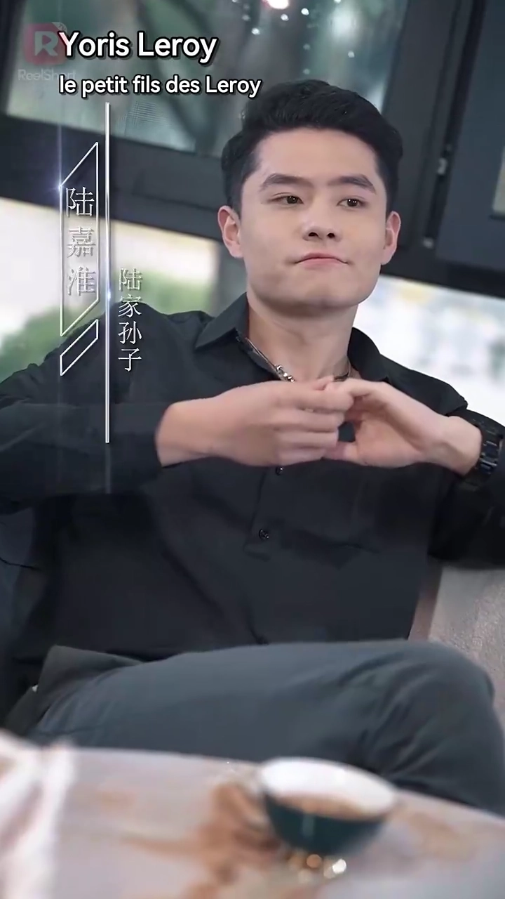 L'amour contractuel avec l'oncle en fauteuil roulant de mon fiancéPhoto