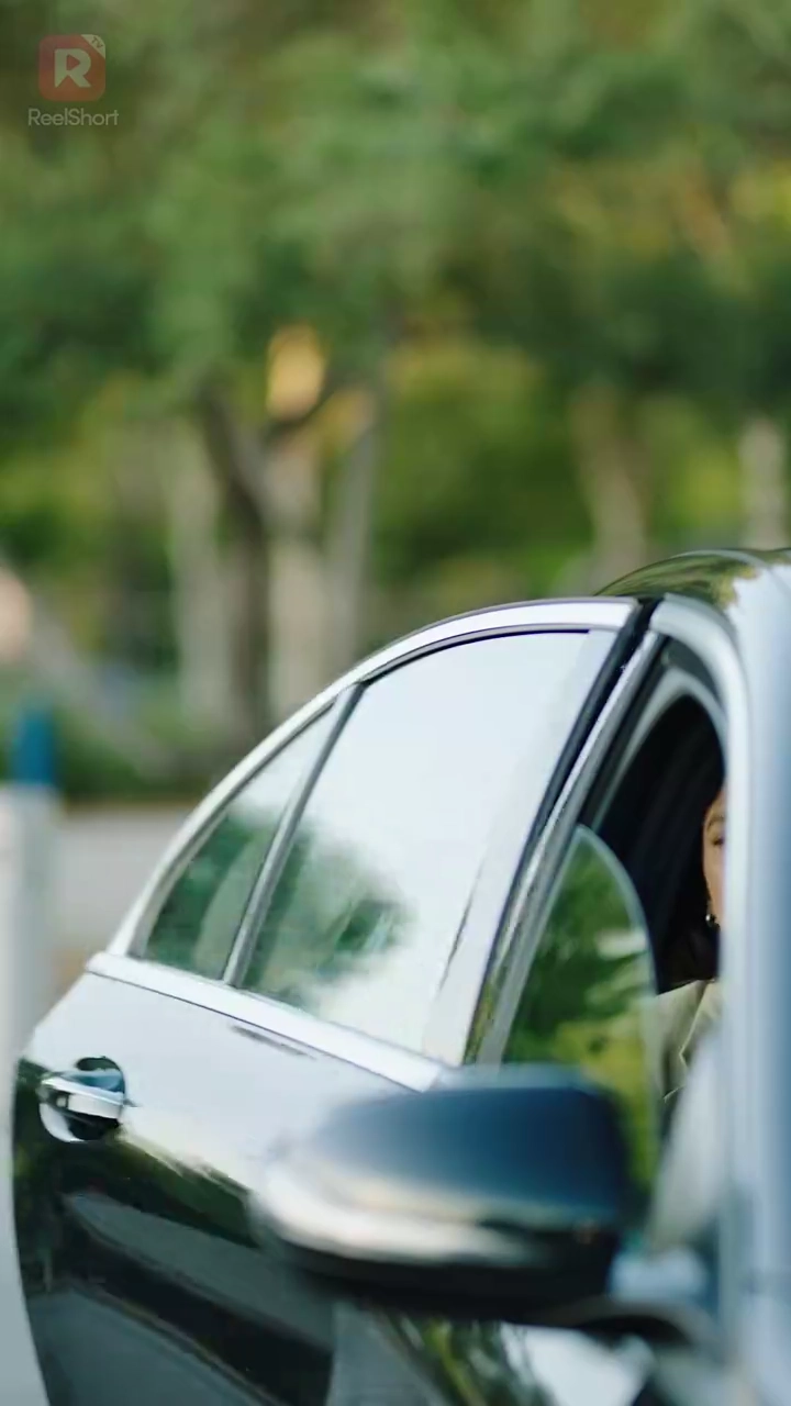 二人の夫人、揺れる王座写真