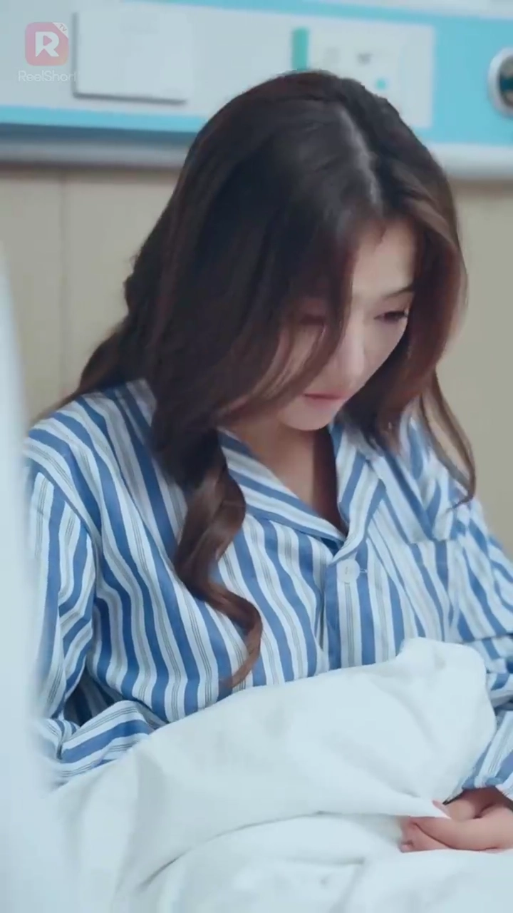 死んだふりをしている私に お許しをいただく夫写真