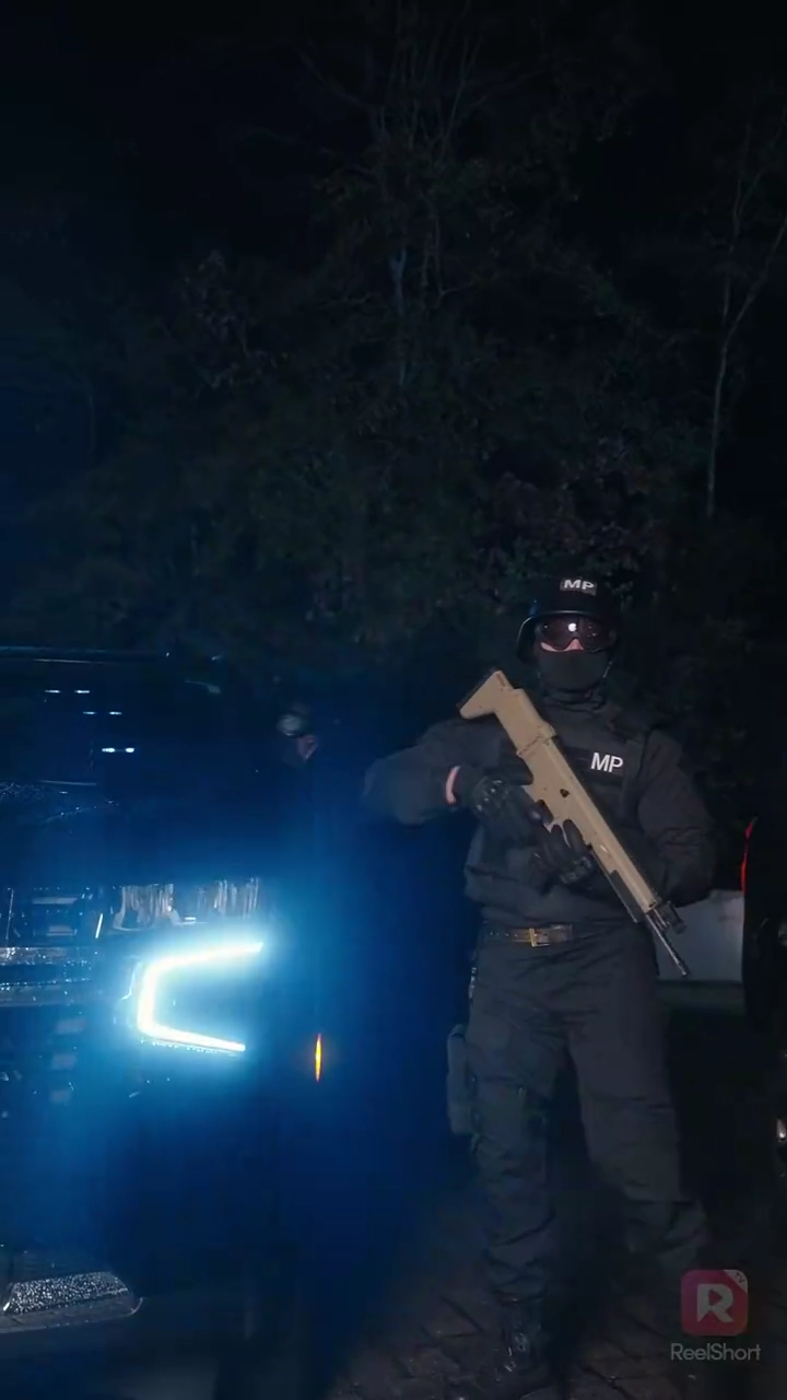 [Versi Dub] Uang, Senjata, dan Natal yang Tak Terlupakanfoto