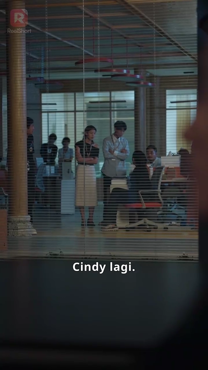 Pura-pura Patuh, Berbalas Darahfoto