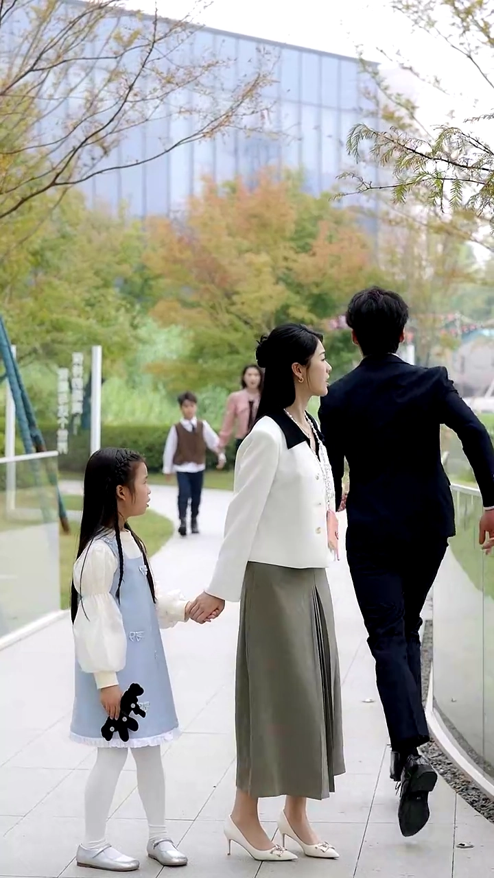 Ratu Penyanyi Bertopengfoto