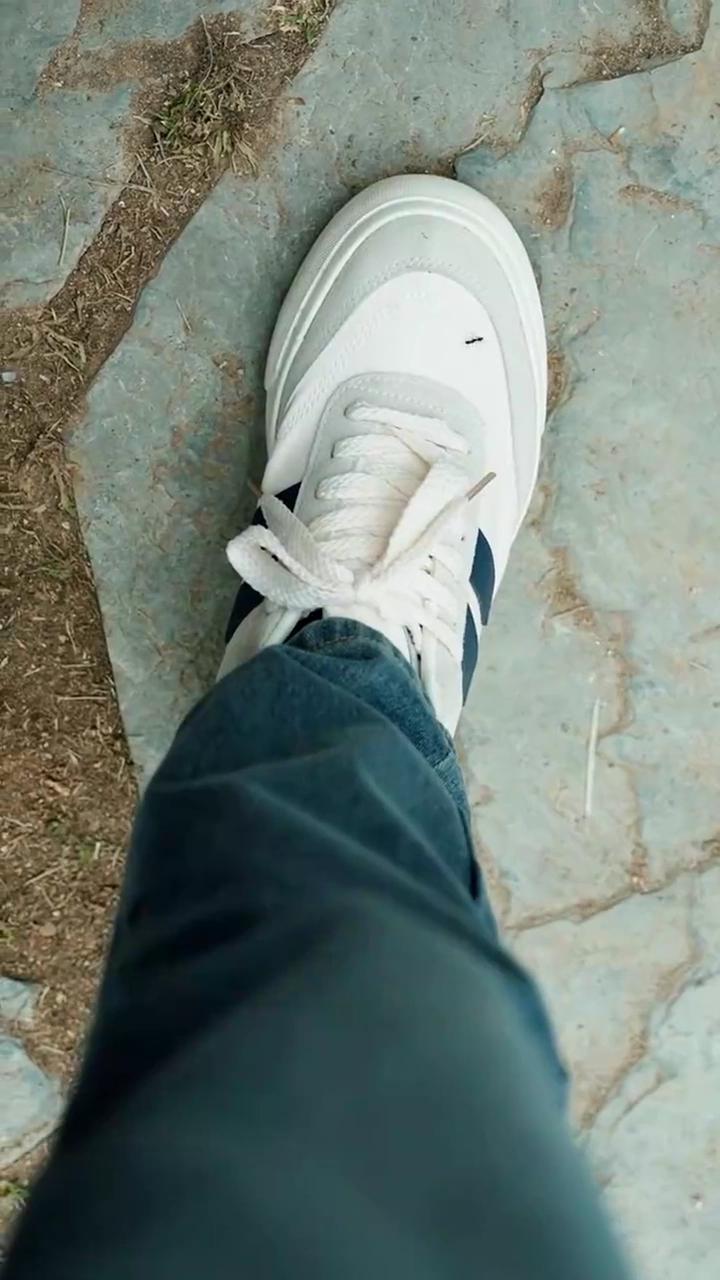 背中を押した手写真