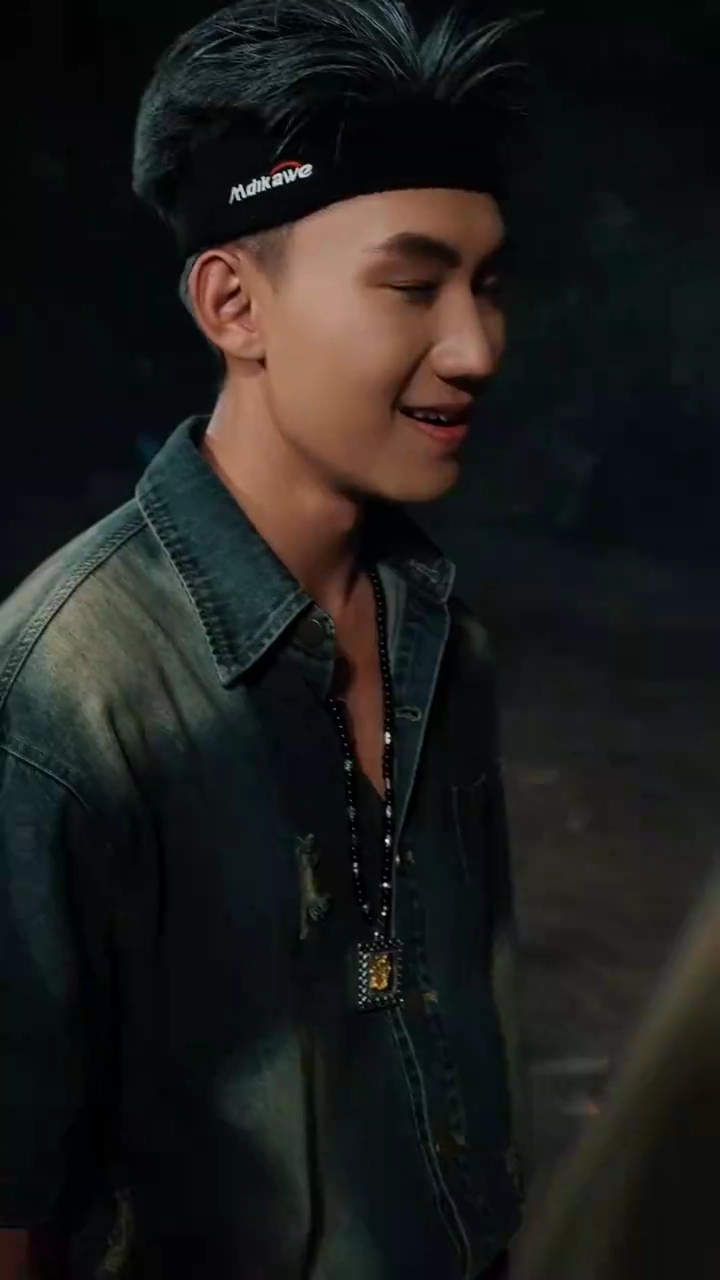 背中を押した手写真